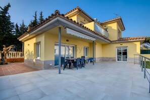 Outdoor dining - Casa Fondils: Tranquility and Proximity to the Sea (Calonge)