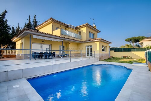 Casa Fondils: Tranquility and Proximity to the Sea