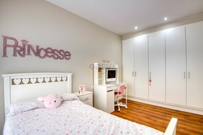 4 bedrooms, iron/ironing board, WiFi - Casa Fondils: Tranquility and Proximity to the Sea (Calonge)
