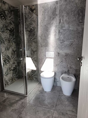 Bathroom - Vrbo Property (Lombardia)
