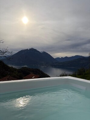 A swimming pool with a view of mountains and a lake. - Retrait Lake Como: A Private Designer Retreat with Lake Views (Perledo)