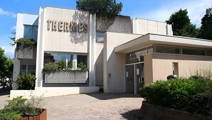 A modern building with a sign reading 'THERMIES' and 'HOTEL DAWON.' - Charming and comfortable holiday home in Melay (Melay)