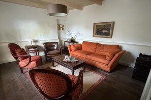 Smart TV - Charming and comfortable holiday home in Melay (Melay)