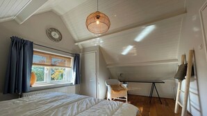 2 bedrooms, free WiFi - Cozy Home Near Beach for 3 (Bergen)