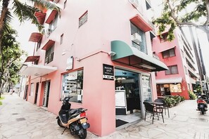 Exterior - Great Island Escape! Unit w/ Kitchenette, Outdoor Pool, Mini Market On-Site (Honolulu)