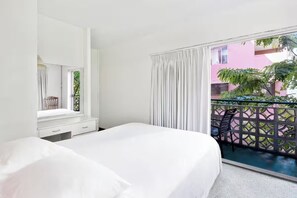 Room - Great Island Escape! Unit w/ Kitchenette, Outdoor Pool, Mini Market On-Site (Honolulu)