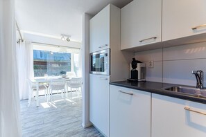 Fridge, microwave, stovetop, dishwasher - Beachfront Coastal Villa in Renesse for 6 (Renesse)