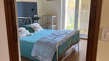 Iron/ironing board, internet, bed sheets