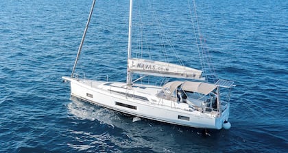Sun-Kissed Sailing Adventure in Islas SarĂłnicas