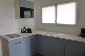 Fridge, microwave, stovetop, dishwasher - House with breathtaking view of the lake (Lacanau)
