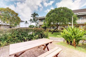 Outdoor dining - Walking Distance from Papaloa Beach, Outdoor Pool, Free Parking, Full Kitchen! (Kapaʻa)