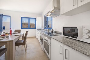 Fridge, microwave, oven, coffee/tea maker - Apartmento Calima 3 by Escape Home (La Graciosa)