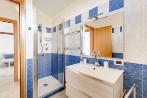 Shower, bidet - Pool, air conditioning, parking (Valledoria)