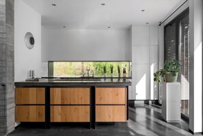 Fridge, microwave, oven, stovetop - Wellness Villa with Private Spa (Oosterhout)