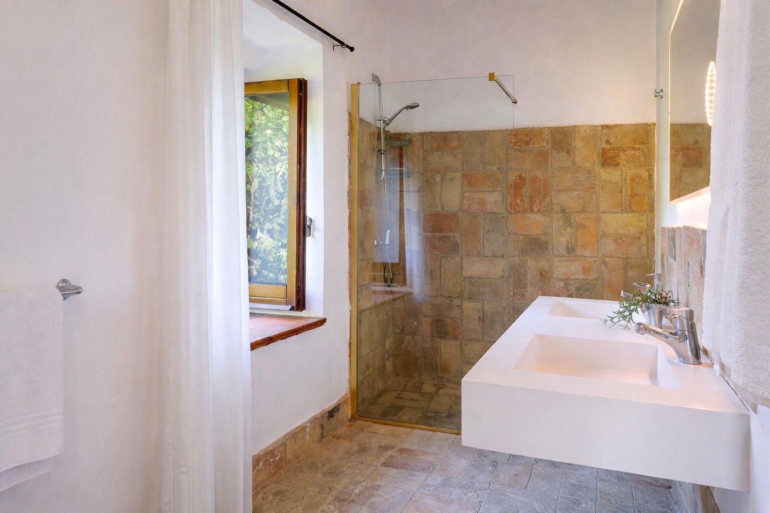 Asciugacapelli, bidet, asciugamani, sapone