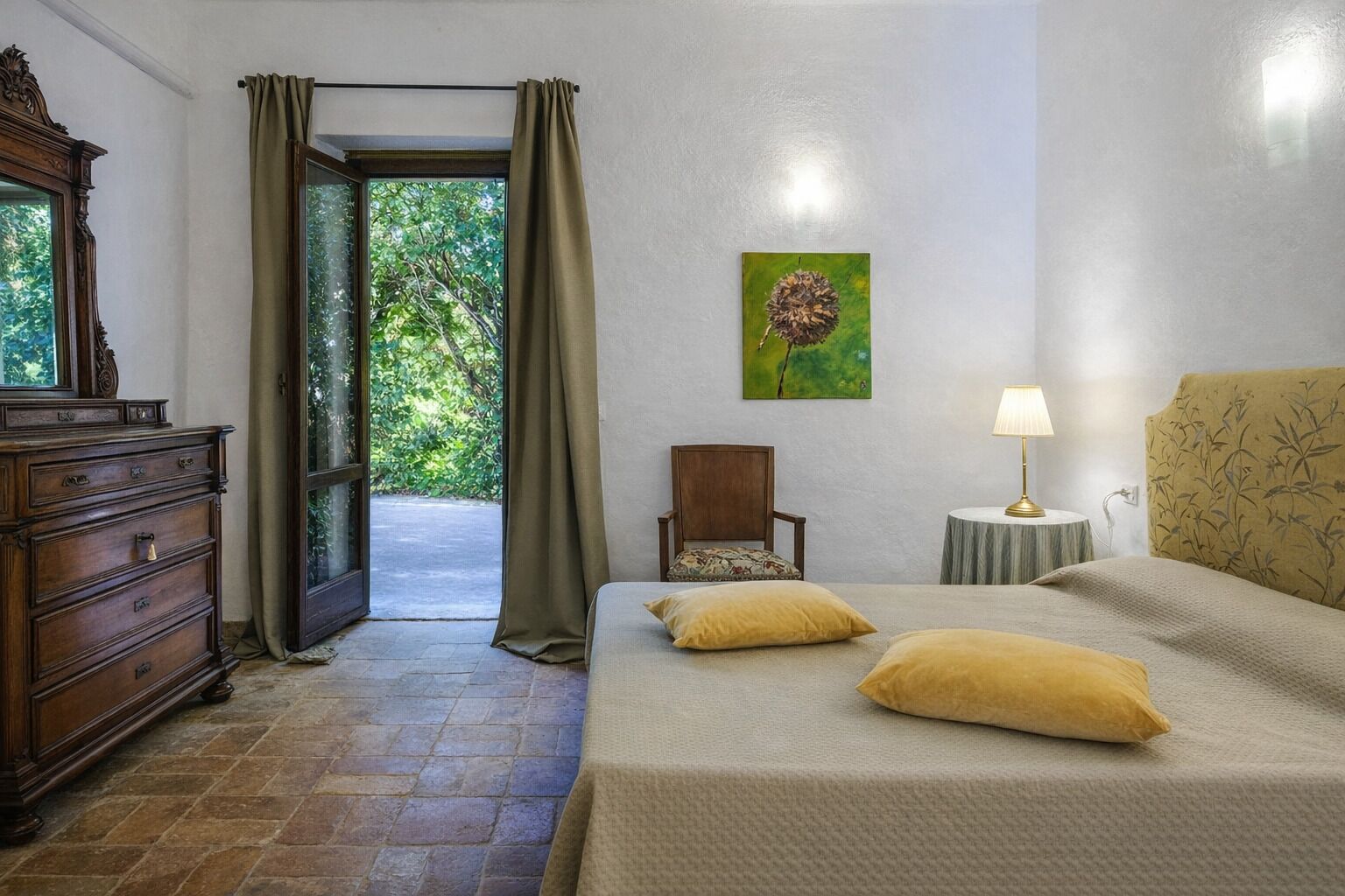 7 chambres, coffres-forts dans les chambres, bureau