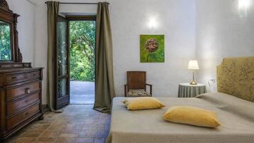 7 chambres, coffres-forts dans les chambres, bureau