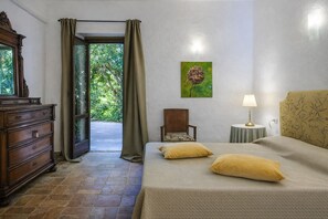7 bedrooms, in-room safe, desk, iron/ironing board