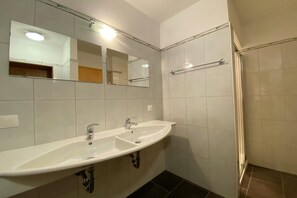 Shower - Alpine Apartment Near Ski Lift (Saalbach Hinterglemm)