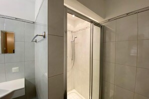 Shower - Alpine Apartment Near Ski Lift (Saalbach Hinterglemm)
