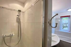 Shower - Alpine Apartment Near Ski Lift (Saalbach Hinterglemm)