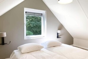 3 bedrooms, iron/ironing board, travel cot, free WiFi - Modern Coastal Retreat with Garden (Sint Maarten)