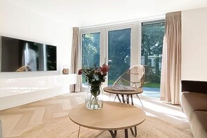 Smart TV - Modern Coastal Retreat with Garden (Sint Maarten)