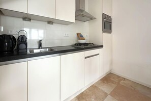 Kitchen - Egmond Boulevard Home with Parking (Egmond aan Zee)