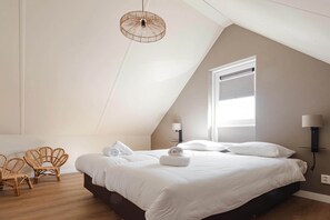 A bedroom with a bed, two wall-mounted lamps, a ceiling light, and a window with blinds. - Coastal Home with Garden for 6 (Sint Maarten)