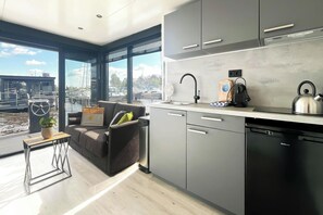 Kühlschrank, Herdplatte, Wasserkocher mit Kaffee-/Teezubehör, Hochstuhl