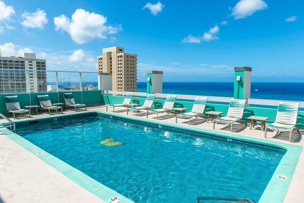 Pool - Sunset Escape: Pool, Sauna, Rooftop Serenity - Your Waikiki Hideaway! (Honolulu)