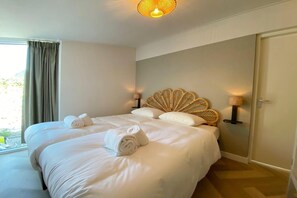 3 slaapkamers, een strijkplank/strijkijzer, reisbedje, gratis wifi