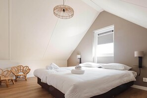 3 habitaciones, tabla de planchar con plancha y cuna de viaje 