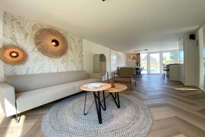 Smart TV - Modern Holiday Home near Sea (Sint Maarten)