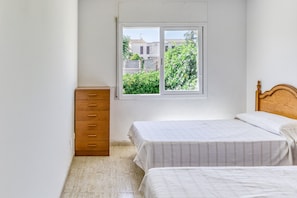 WiFi, bed sheets - Holiday Home 'Casa Con Piscina Comunitaria' with Mountain View, Wi-Fi and Air Conditioning (L'Escala)