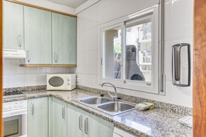 Frigorifero, microonde, forno, piano cottura