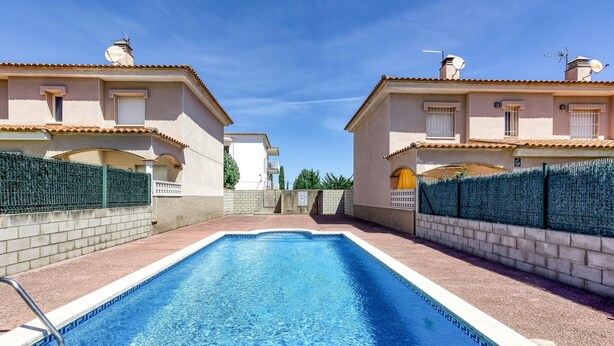 Pool - Casa Mallols: 4 Bedrooms with Shared Pool (L'Escala)