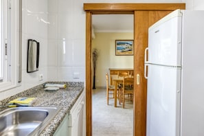 Fridge, microwave, oven, stovetop - Holiday Home 'Casa Con Piscina Comunitaria' with Mountain View, Wi-Fi and Air Conditioning (L'Escala)