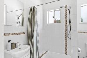 Dusche, Haartrockner, Handtücher, Shampoo