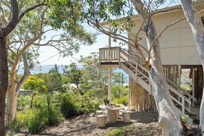 Outdoor dining - Lotus Bungalow Hyams Beach (Hyams Beach)