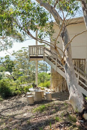Outdoor dining - Lotus Bungalow Hyams Beach (Hyams Beach)