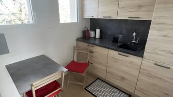 Fridge, oven, stovetop, coffee/tea maker