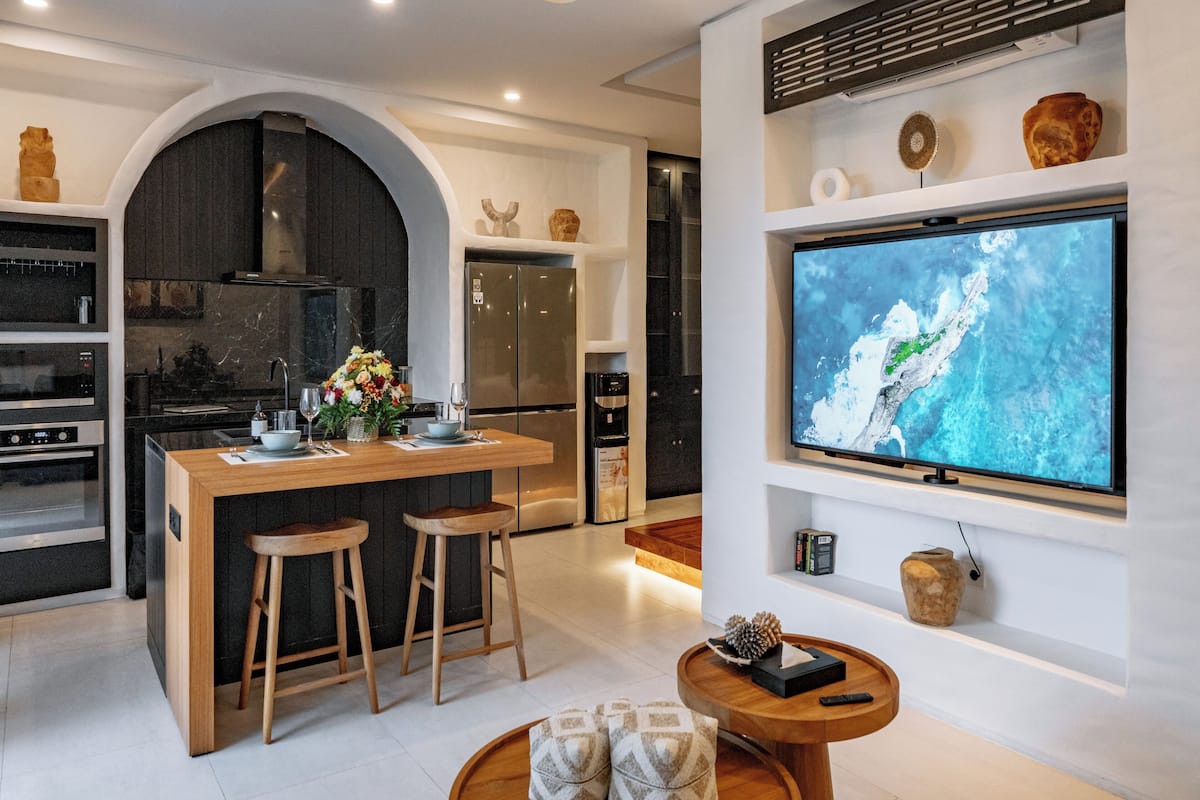 Full-size fridge, microwave, oven, stovetop