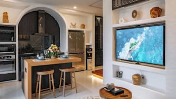Full-sized fridge, microwave, oven, stovetop