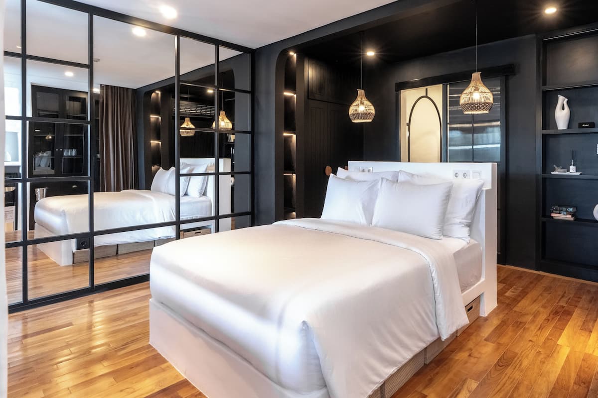 Minibar, desk, laptop workspace, free WiFi
