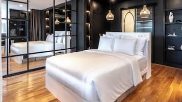 Minibar, desk, laptop workspace, free WiFi