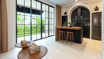 Full-sized fridge, microwave, oven, stovetop