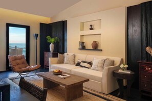 Suite de lujo, vista al océano | Escritorio, espacio para trabajar con laptop y cortinas blackout 
