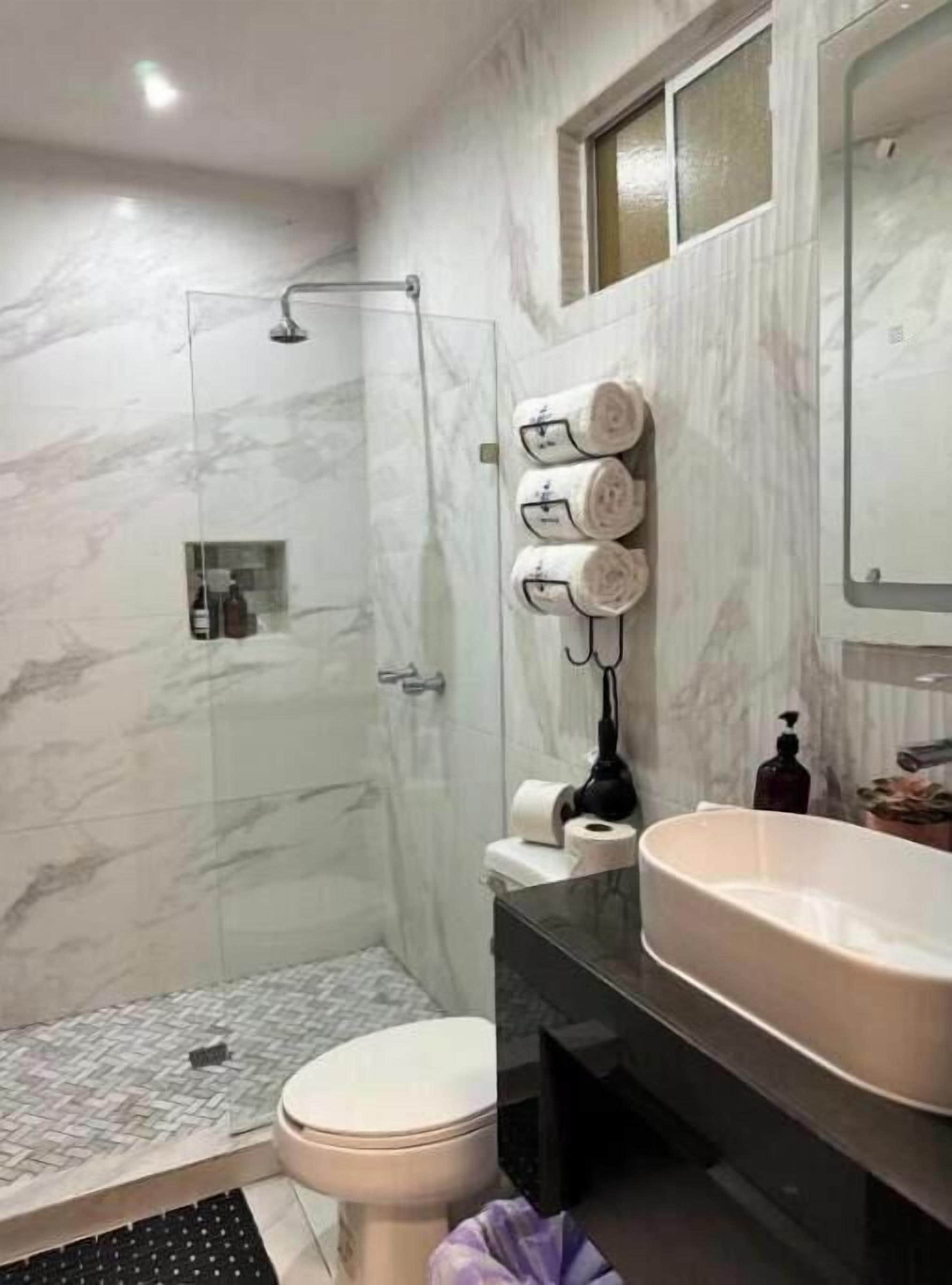 Dusche, Haartrockner, Toilettenpapier