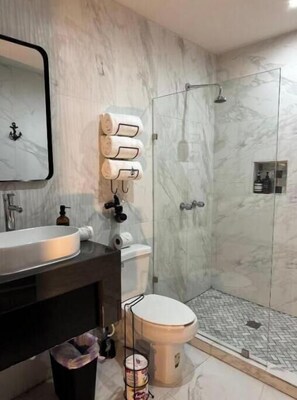 Shower, hair dryer, toilet paper - Superior apartment with balcony Suite 10, Anchor Suites (Puerto Peñasco)